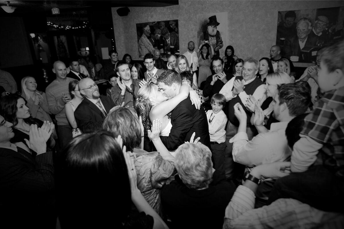 Músicos actuando en directo en una boda