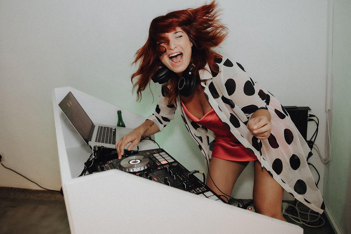 Contratar a Nell Shakespeare-2