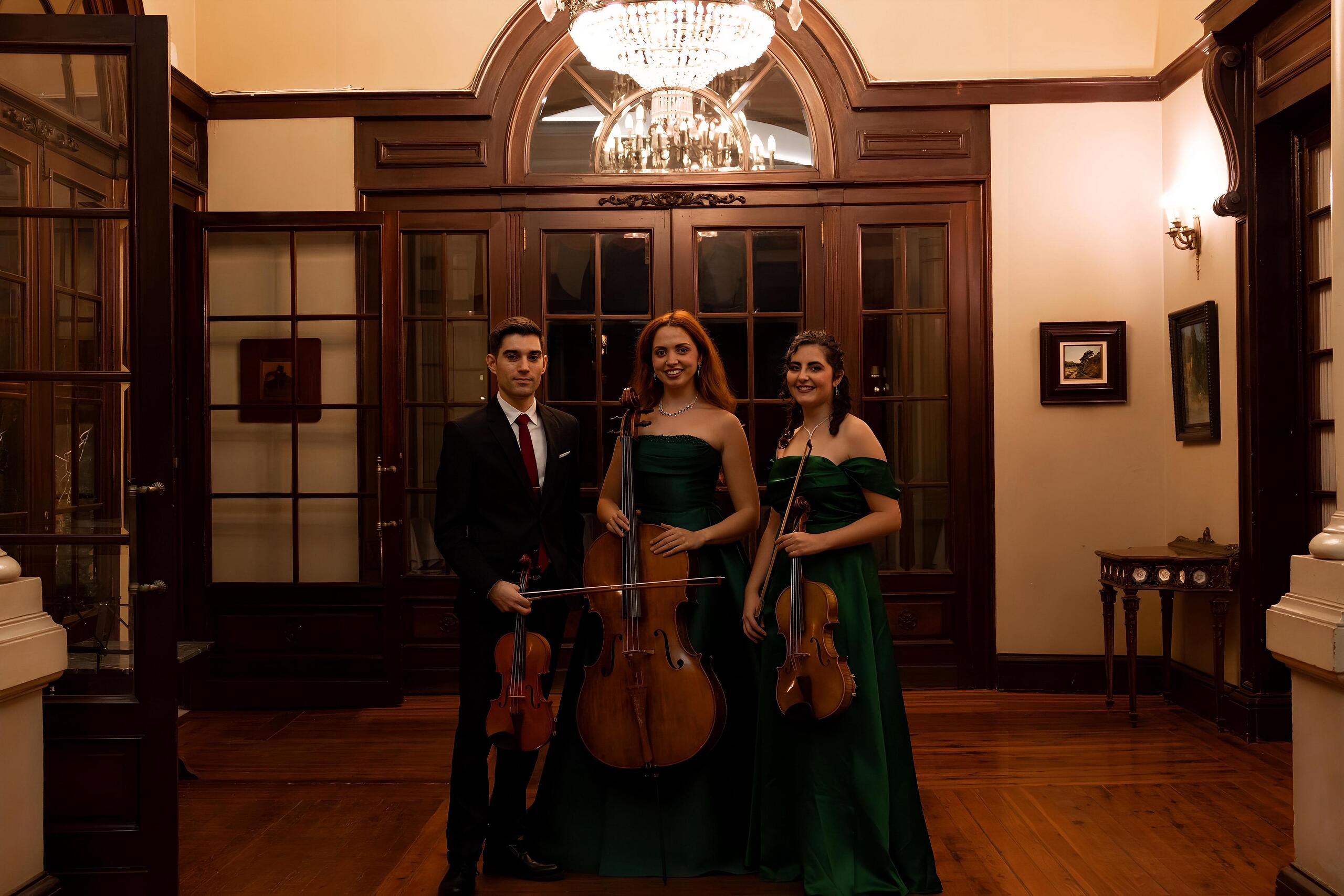 Contratar a Sènia Ensemble-2