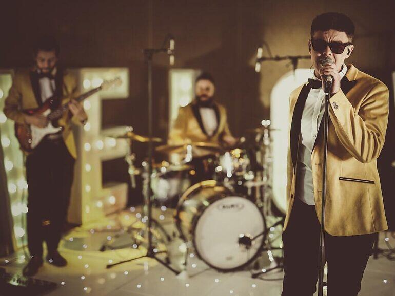 7 errores al contratar música para tu boda que cuestan caro (y que nadie te cuenta)