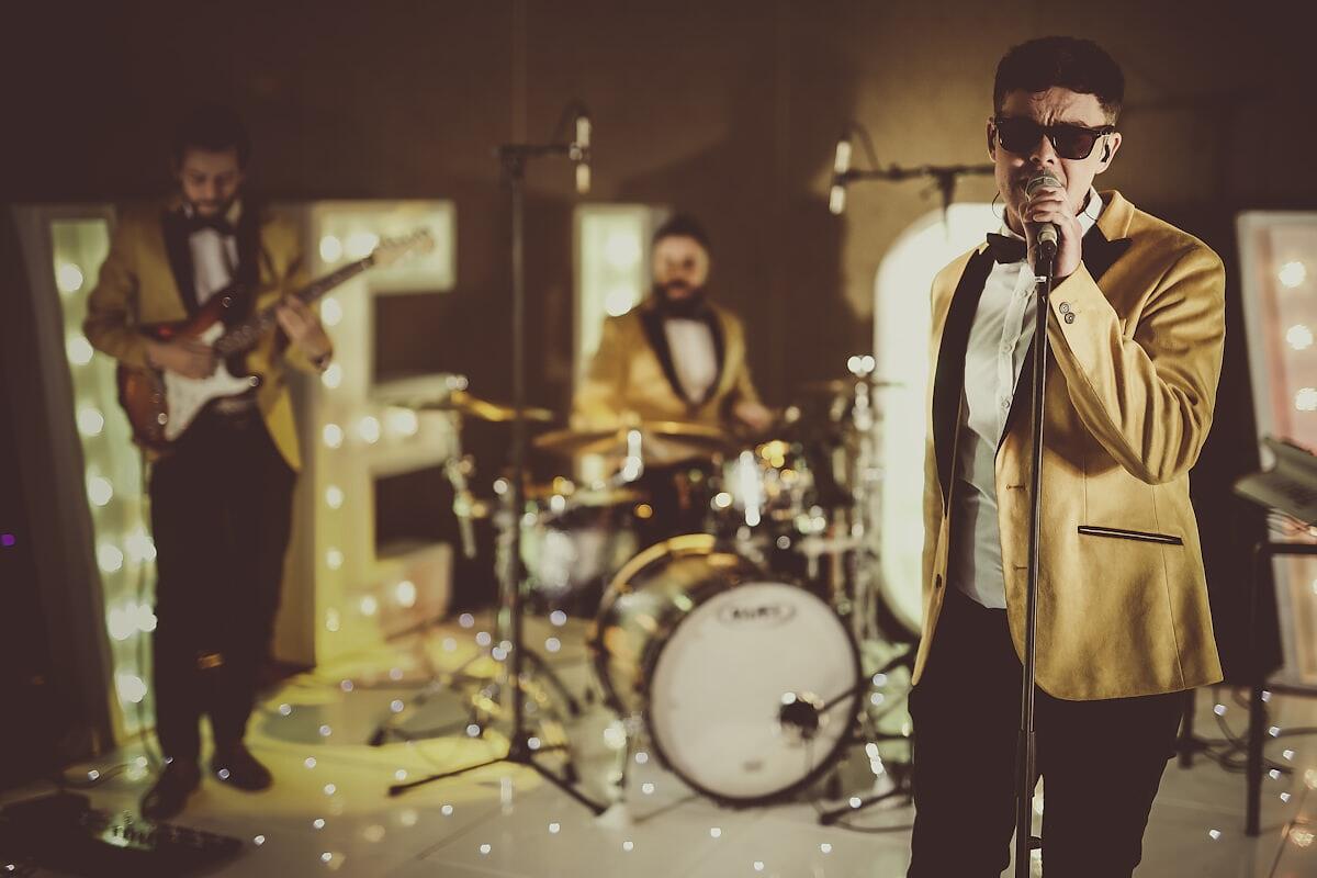 7 errores al contratar música para tu boda que cuestan caro (y que nadie te cuenta)