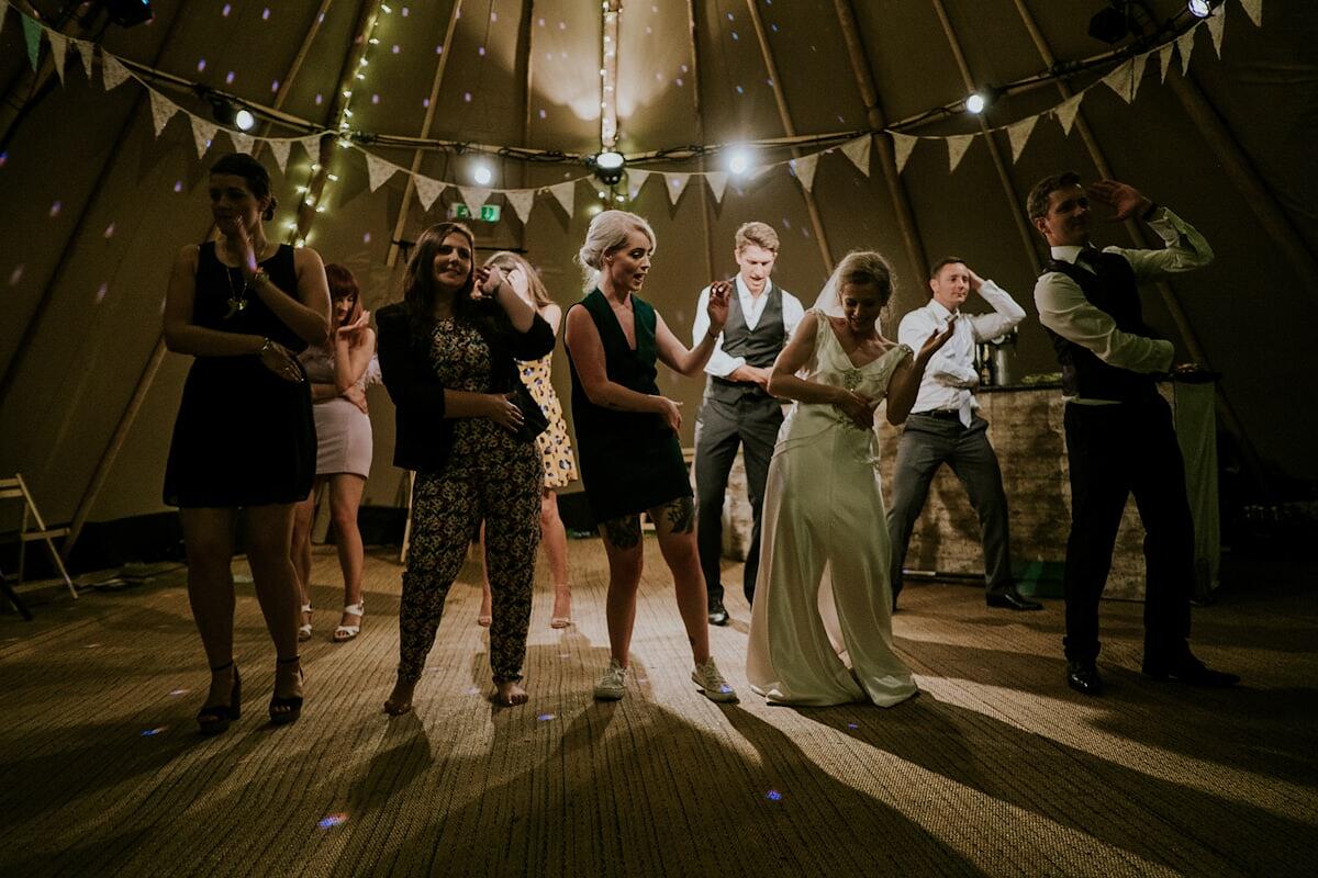 Pista de baile llena en una fiesta de boda