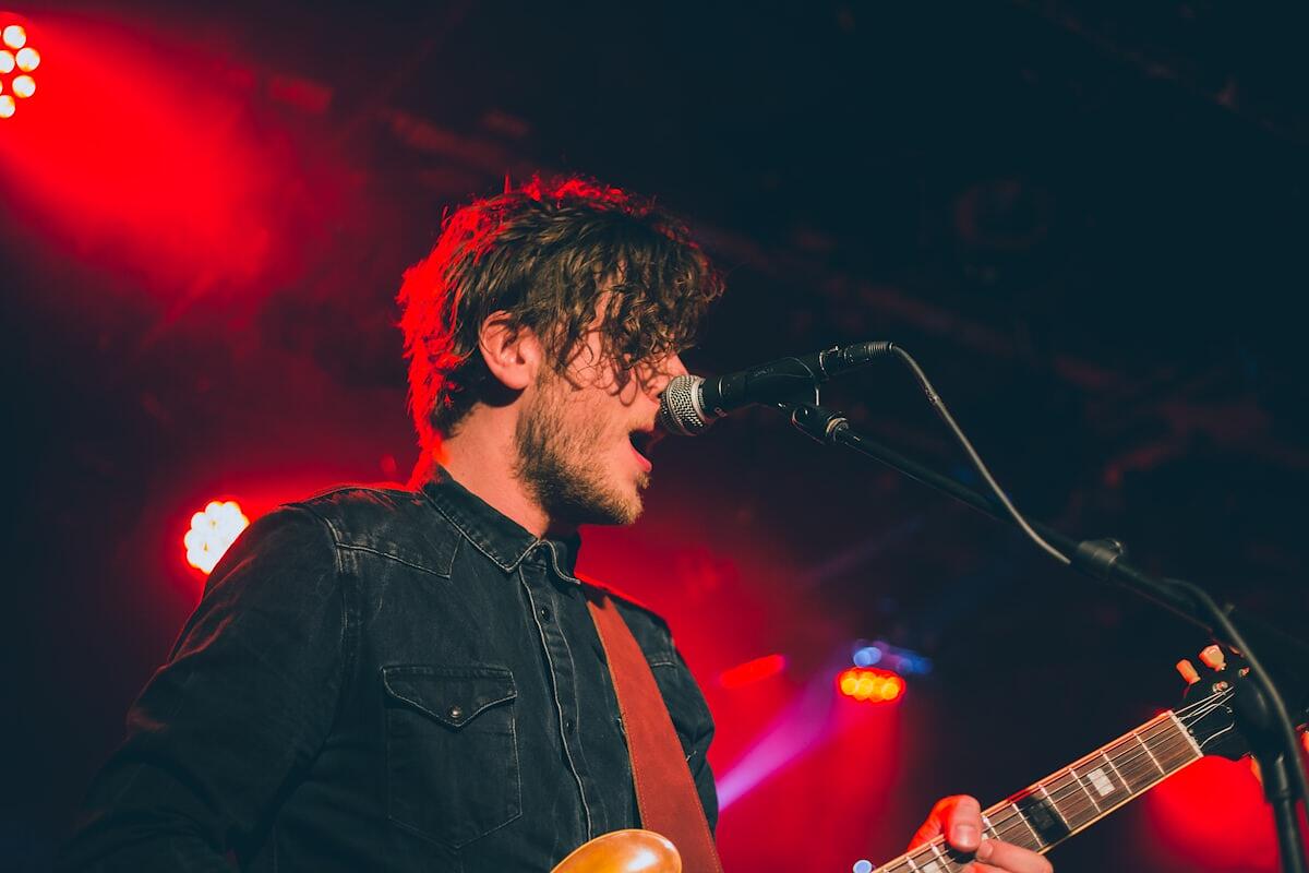 ¿Está muerto el DJ en las bodas? El debate que divide al sector nupcial en España
