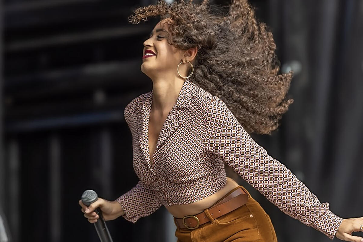 supermusica-contratar-a-lucia-santiago-2